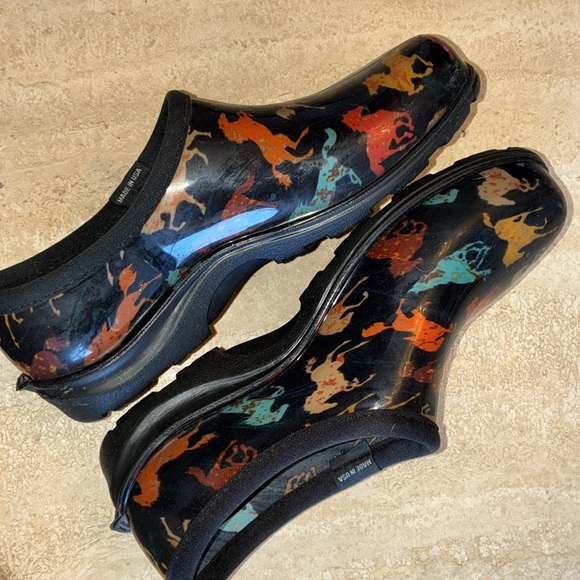 SLOGGERS Women’s Black Waterproof Shoes, Multi-Color Horse Pattern. 10 EUC - Picture 8 of 15